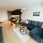 New Apartment With Free Garage Parking Near The Airport