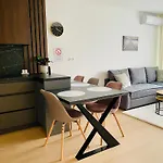 New Apartment With Free Garage Parking Near The Airport
