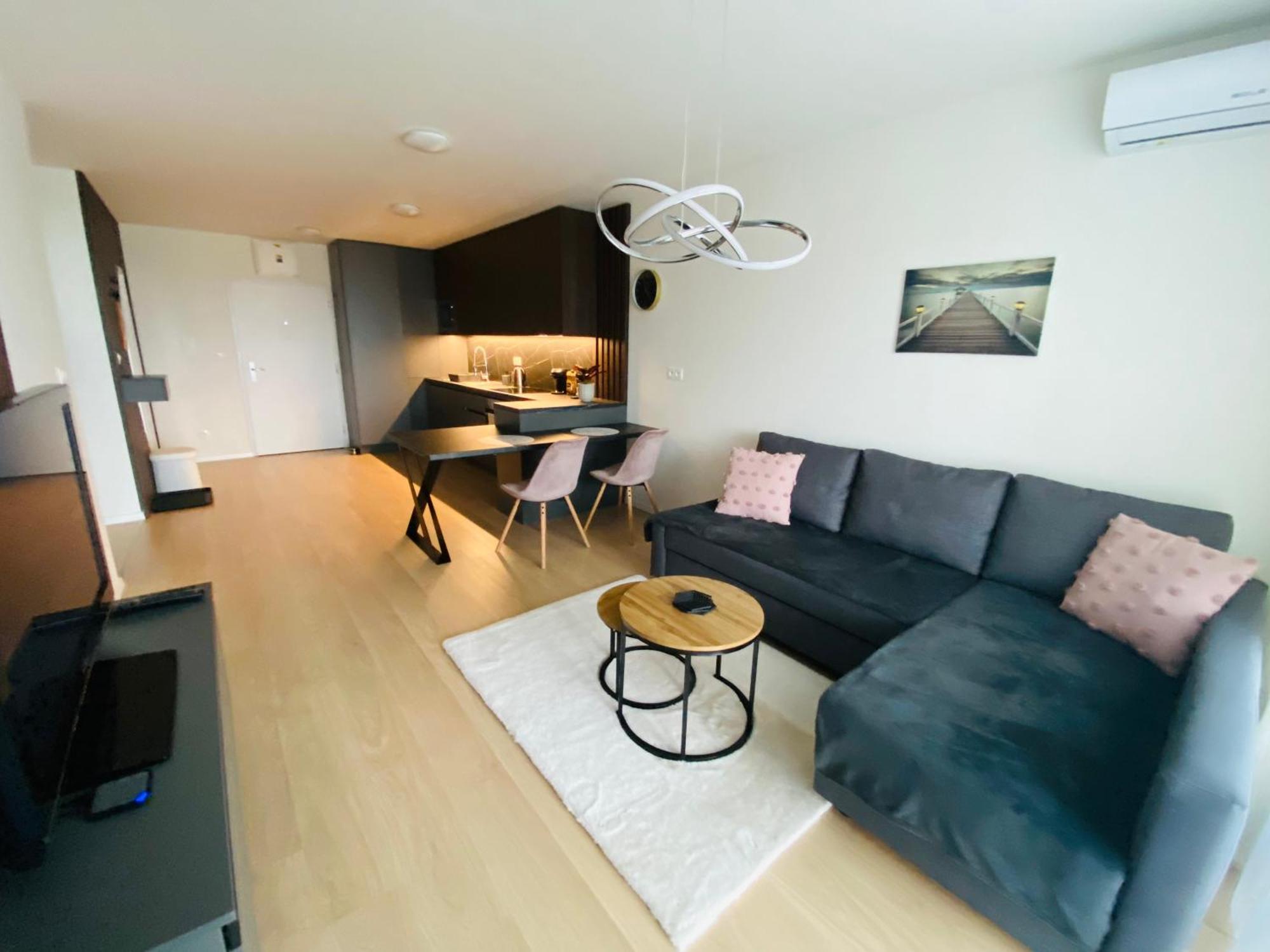 New With Free Garage Parking Near The Airport Apartmán *