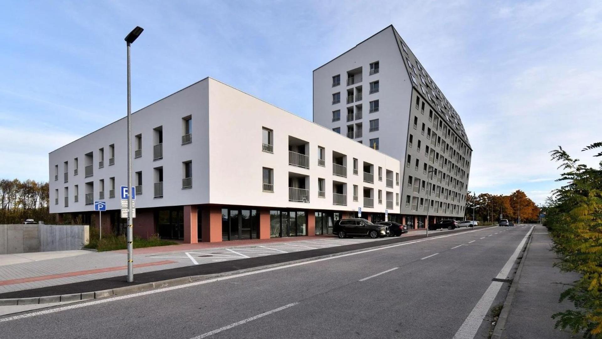 New With Free Garage Parking Near The Airport Apartmán