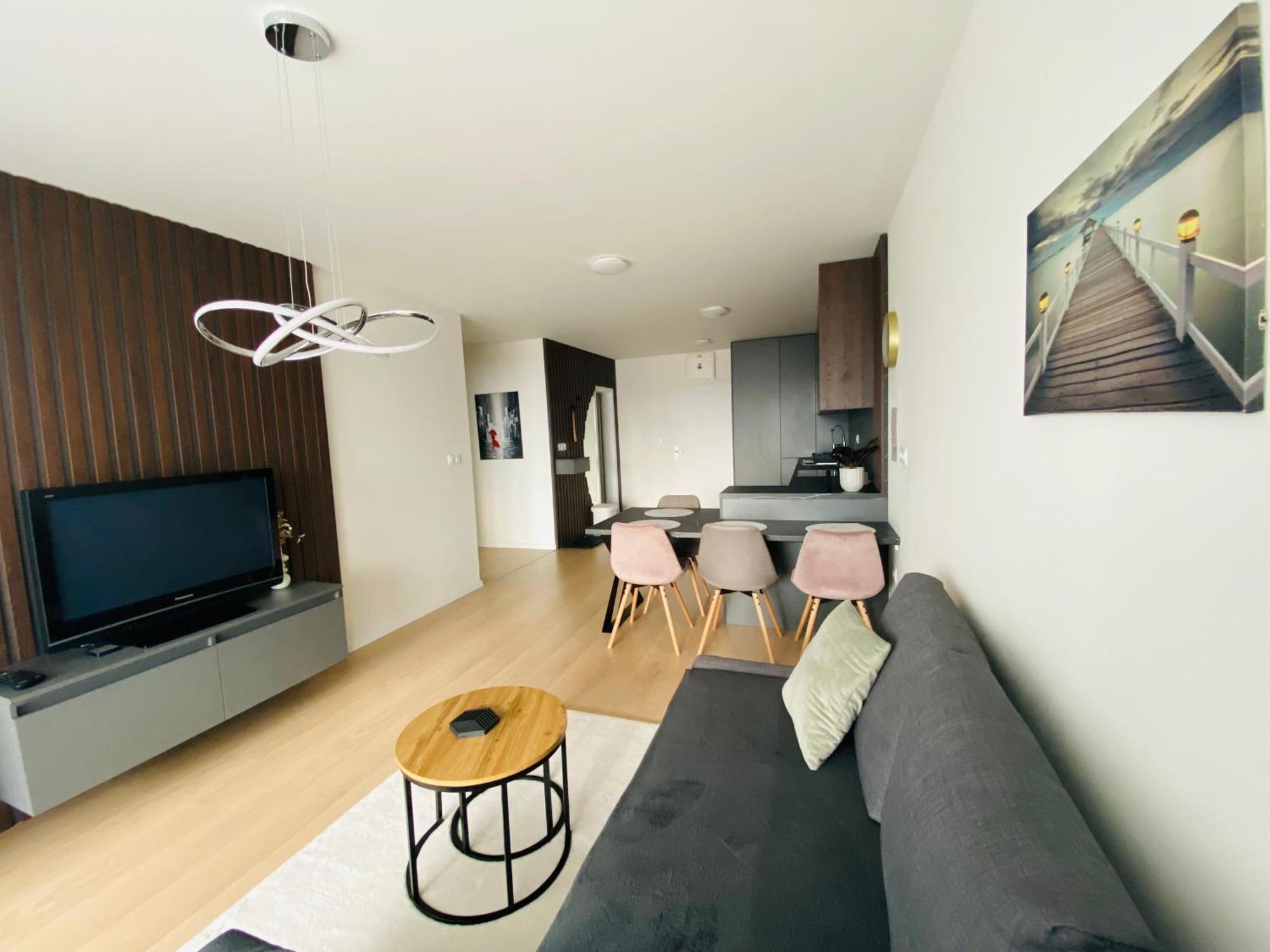 New With Free Garage Parking Near The Airport *