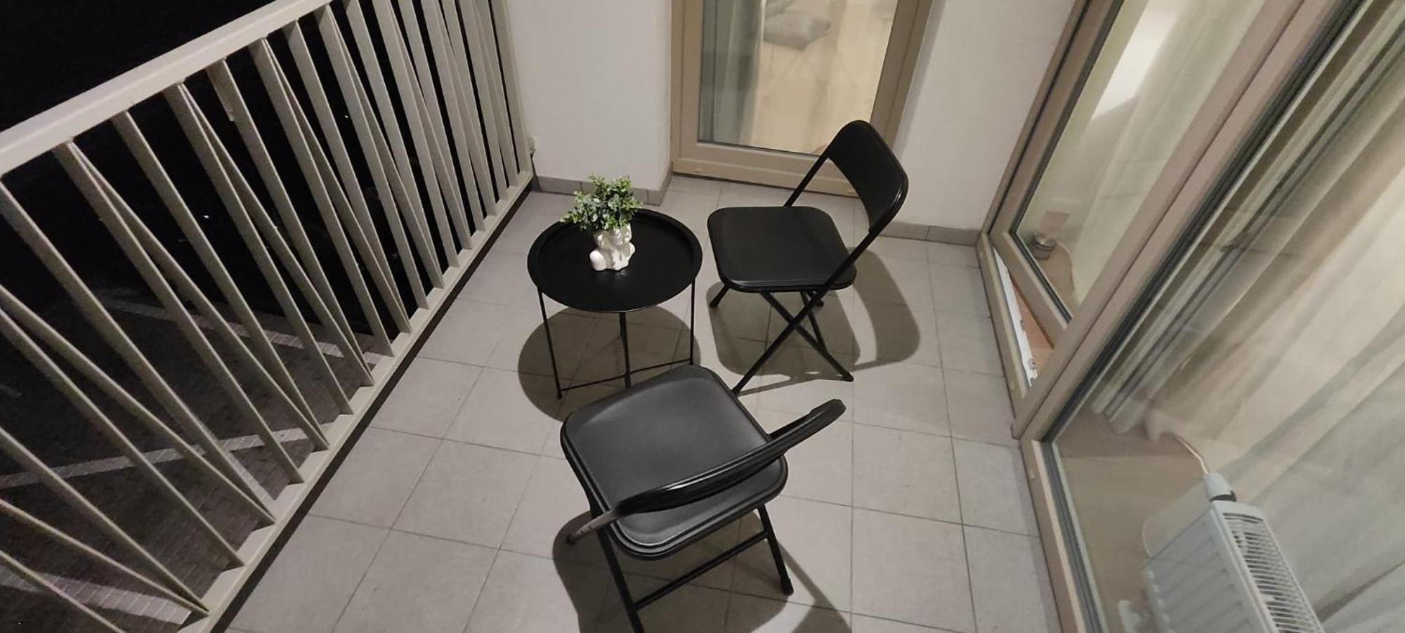 New With Free Garage Parking Near The Airport