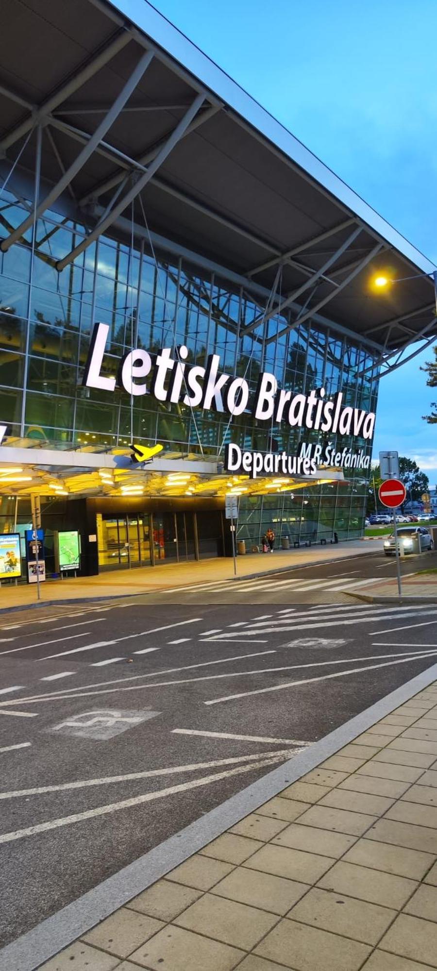 New With Free Garage Parking Near The Airport * Pressburg