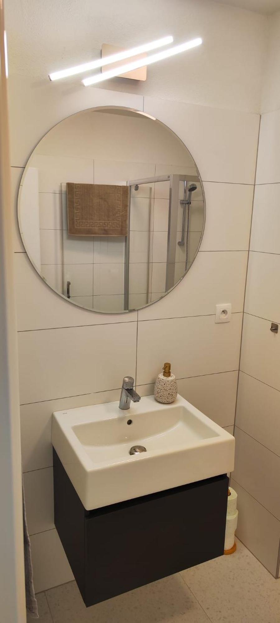 New With Free Garage Parking Near The Airport Apartment Pressburg