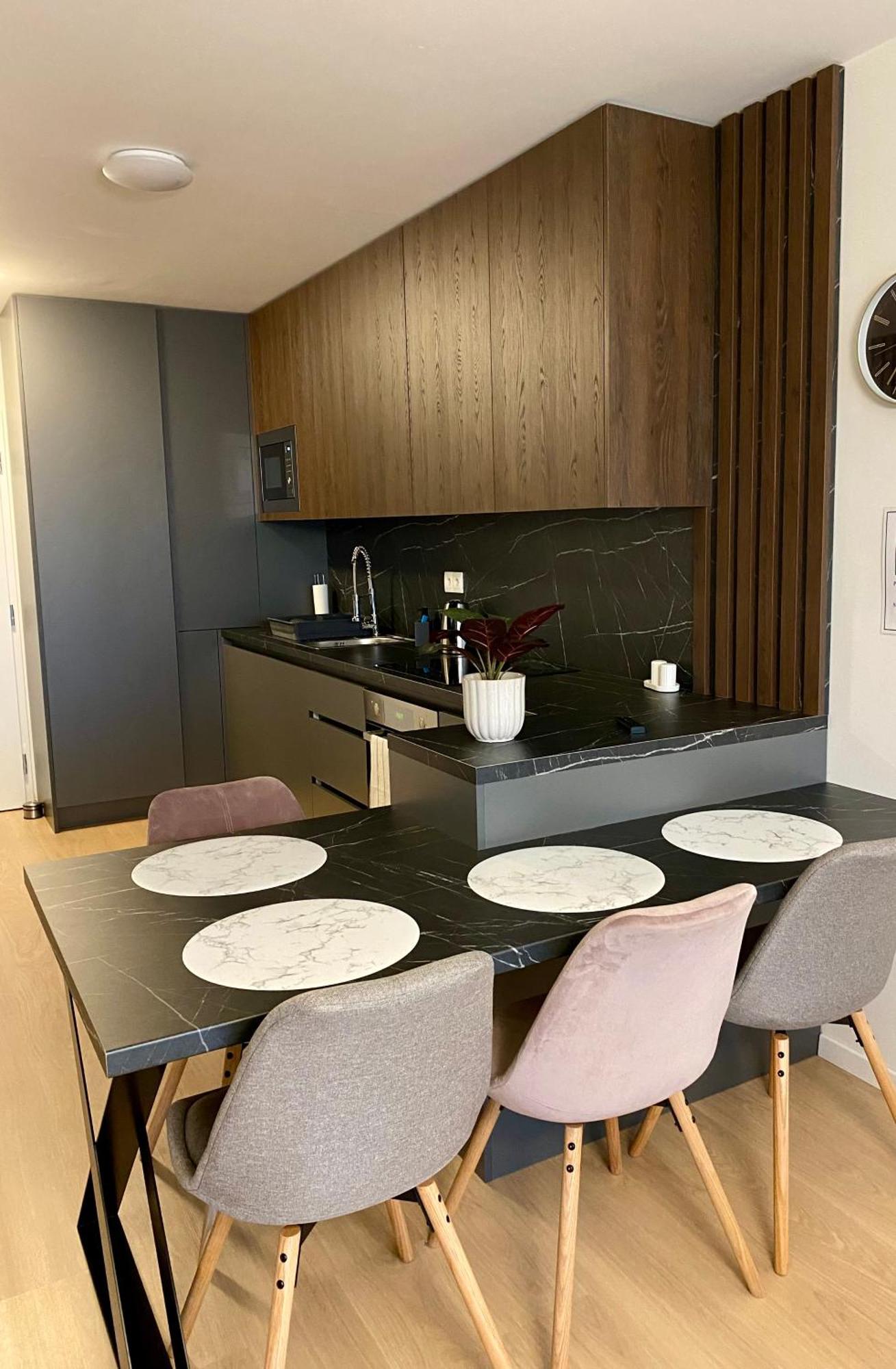 New With Free Garage Parking Near The Airport Apartment *