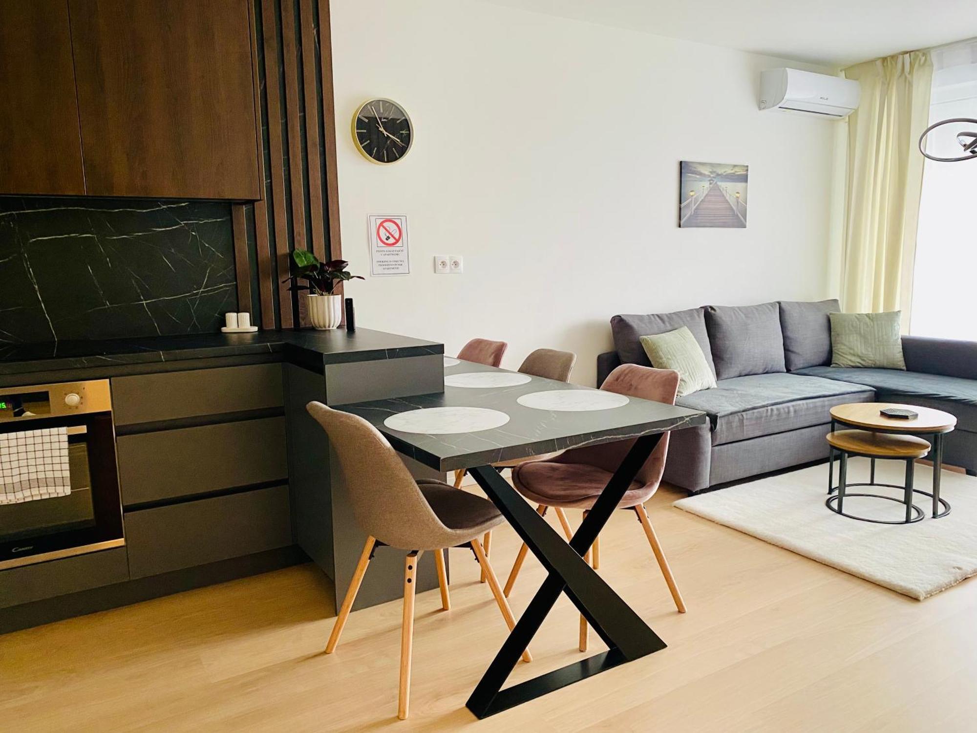 Apartment New With Free Garage Parking Near The Airport